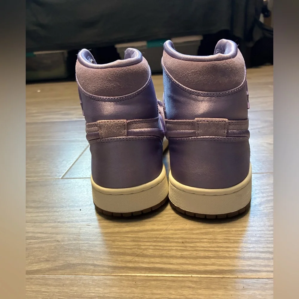 Women’s Jordans - Picture 6 of 7
